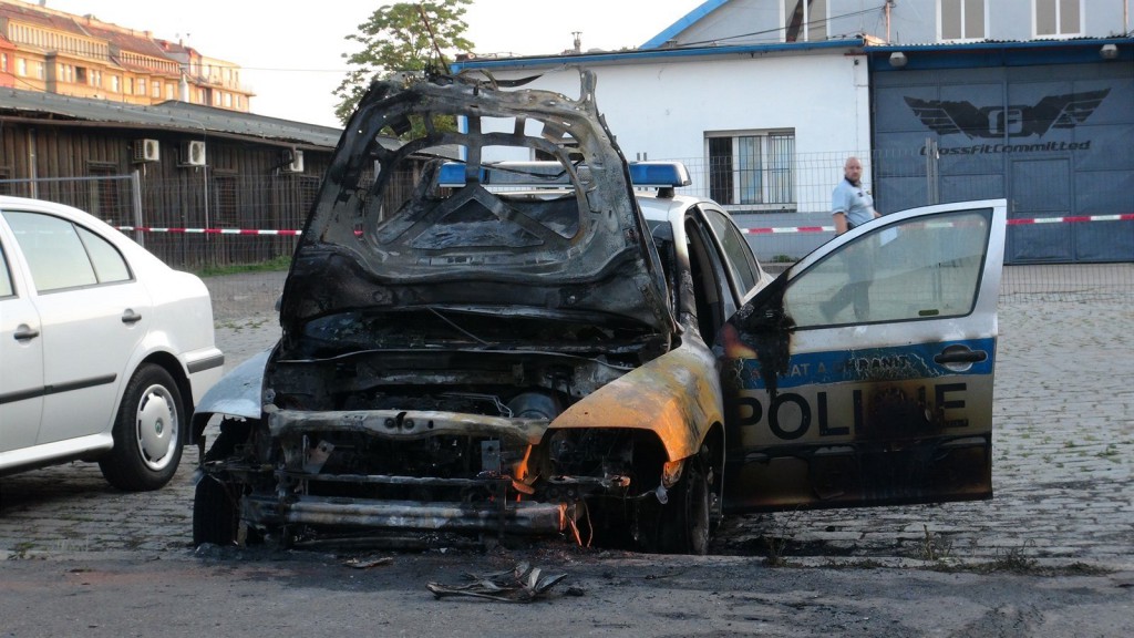  Podpálené policejní auto u služebny poblíž nádraží Praha-Bubny (4. července 2015) Zdroj: http://zpravy.idnes.cz/sluzebni-auto-vyhorelo-kvuli-policejni-akci-hlasi-se-k-utoku-anarchisti-1ok-/krimi.aspx?c=A150707_132013_krimi_jpl